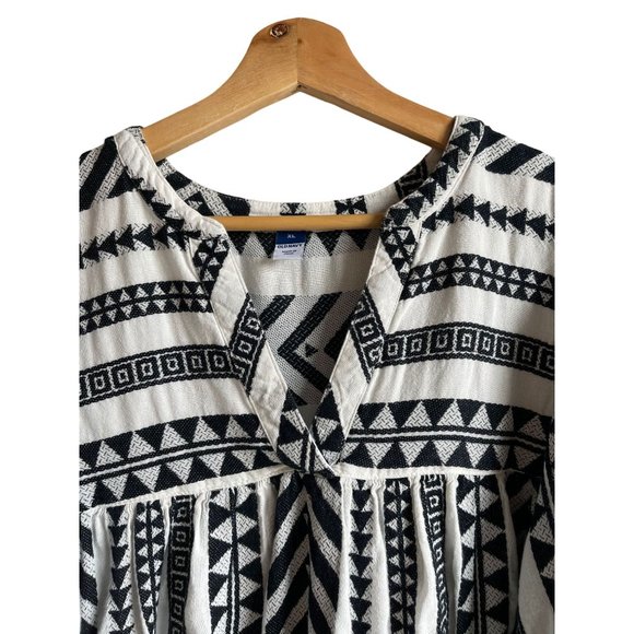 Old Navy Aztec V Neck Top - Picture 4 of 10